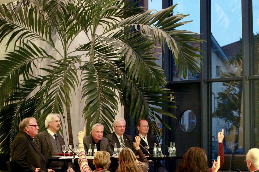 Kaiserslautern (KL), Pfalztheater, Foyer. In der Verantaltungsreihe "Talk unter Freunden" des Förderkreises Freunde des Pfalztheaters, heißt das Thema "Was heißt hier freiwillig?", diesmal mit (hier v.li.) Kulturstaatssekretär Walter Schumacher (SPD), Matthias Vogt (Professor für Kulturpolitik und Kulturgeschichte an der Hochschule Zittau/Görlitz) und beteiligt am Konzept des Sächsischen Kulturraumgesetzes, das sich andere Länder laut Enquete-Kommission Kultur des Deutschen Bundestages zum Vorbild nehmen sollten), Moderator und RHEINPFALZ-Kulturredakteur Dr. Fabian R. Lovisa, MdL Thomas Wansch (SPD) sowie MdL Gerd Schreiner (CDU), hier mit Publkum.
Fototermin: 18.04.2016
Fotografien: Isabelle Girard de Soucanton